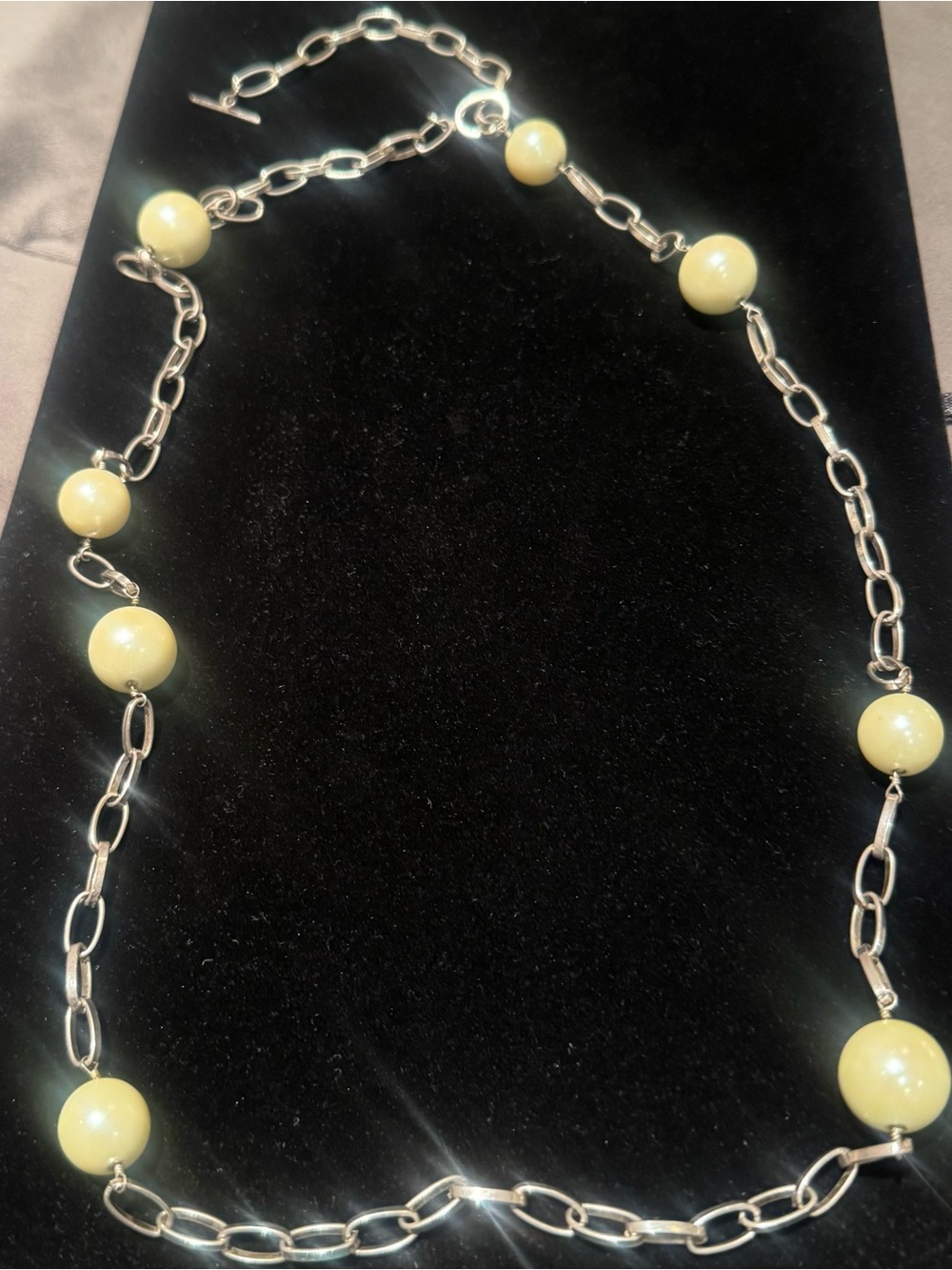 VINTAGE early 2000s Banana Republic silver-tone faux pearl toggle necklace.